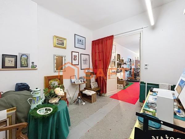 Au cœur de la bastide de Geaune, immeuble ancien de 225 m² avec local commercial et appartement, authenticité et potentiel.