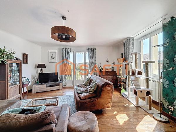 Au cœur de la bastide de Geaune, immeuble ancien de 225 m² avec local commercial et appartement, authenticité et potentiel.