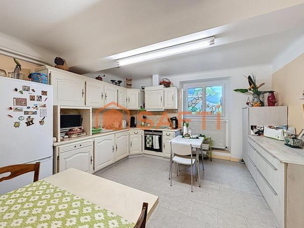 Au cœur de la bastide de Geaune, immeuble ancien de 225 m² avec local commercial et appartement, authenticité et potentiel.