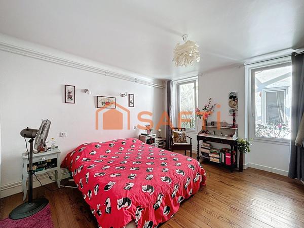 Au cœur de la bastide de Geaune, immeuble ancien de 225 m² avec local commercial et appartement, authenticité et potentiel.