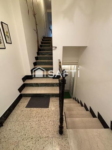 Au cœur de la bastide de Geaune, immeuble ancien de 225 m² avec local commercial et appartement, authenticité et potentiel.