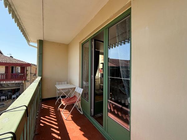 Au cœur de la bastide de Geaune, immeuble ancien de 225 m² avec local commercial et appartement, authenticité et potentiel.