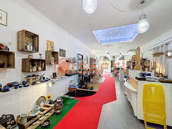 Au cœur de la bastide de Geaune, immeuble ancien de 225 m² avec local commercial et appartement, authenticité et potentiel.