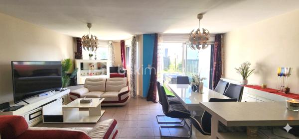 Coup de cœur assuré pour cette charmante maison contemporaine de 100 m² au sol (95 m² habitables), construite en 2017, parfaitement pensée pour la vie de famille. Située sur une parcelle close de 214 m², elle offre un cadre de vie sain, fonctionnel et particulièrement économe (DPE : C / GES : A).
🌟 Les points forts de la maison :
•	Luminosité maximale : Une pièce de vie et un jardin orientés plein SUD.
•	Économe & Moderne : Chauffage par chaudière gaz et eau chaude par ballon thermodynamique. Taxe foncière douce : 989 € / an.
•	Évolutive : Possibilité de créer une 4ème chambre au rez-de-chaussée ou de réagencer les espaces selon vos besoins.
🛋️ Au rez-de-chaussée : Un espace de vie convivial
Dès l'entrée, vous serez séduit par l'agencement optimisé et la lumière qui traverse les espaces.
•	Une entrée fonctionnelle avec WC indépendant.
•	Une vaste pièce de vie (salon/séjour) baignée de lumière grâce à ses grandes ouvertures (équipées de volets roulants électriques).
•	Une cuisine ouverte, entièrement aménagée et équipée, idéale pour partager des moments en famille tout en cuisinant.
•	Une buanderie pratique au quotidien, offrant le potentiel d'être transformée en 4ème chambre (avec volets roulants).
🛏️ À l'étage : L'espace nuit des enfants et des parents
Un palier dessert un espace nuit parfaitement sectorisé pour l'intimité de chacun.
•	2 chambres d'enfants (côté Sud) avec placards intégrés et volets roulants.
•	1 chambre parentale (côté Nord), au calme, avec placard intégré et volet roulant.
•	Une salle de bain lumineuse avec fenêtre et baignoire pour les enfants.
•	Un second WC indépendant.
🌳 Les extérieurs : Détente et praticité
•	Un jardin clos exposé SUD, parfait pour les jeux des enfants et les animaux de compagnie.
•	Une terrasse carrelée antidérapante, sécurisée et idéale pour vos repas d'été, avec arrivée d'eau extérieure.
•	Un garage avec porte manuelle et espace de stationnement privatif devant la maison.
•	Le "+" malin : Un espace de rangement attenant au garage avec arrivée et évacuation d'eau (idéal pour y installer la machine à laver et libérer de l'espace dans la maison !).
Une maison moderne, chaleureuse et prête à accueillir votre famille. Une visite s'impose !