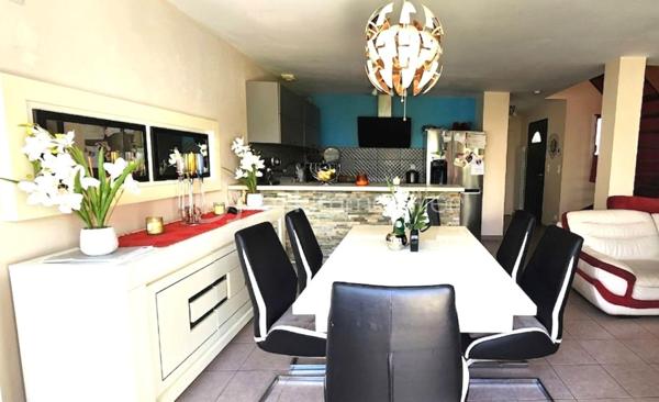 Coup de cœur assuré pour cette charmante maison contemporaine de 100 m² au sol (95 m² habitables), construite en 2017, parfaitement pensée pour la vie de famille. Située sur une parcelle close de 214 m², elle offre un cadre de vie sain, fonctionnel et particulièrement économe (DPE : C / GES : A).
🌟 Les points forts de la maison :
•	Luminosité maximale : Une pièce de vie et un jardin orientés plein SUD.
•	Économe & Moderne : Chauffage par chaudière gaz et eau chaude par ballon thermodynamique. Taxe foncière douce : 989 € / an.
•	Évolutive : Possibilité de créer une 4ème chambre au rez-de-chaussée ou de réagencer les espaces selon vos besoins.
🛋️ Au rez-de-chaussée : Un espace de vie convivial
Dès l'entrée, vous serez séduit par l'agencement optimisé et la lumière qui traverse les espaces.
•	Une entrée fonctionnelle avec WC indépendant.
•	Une vaste pièce de vie (salon/séjour) baignée de lumière grâce à ses grandes ouvertures (équipées de volets roulants électriques).
•	Une cuisine ouverte, entièrement aménagée et équipée, idéale pour partager des moments en famille tout en cuisinant.
•	Une buanderie pratique au quotidien, offrant le potentiel d'être transformée en 4ème chambre (avec volets roulants).
🛏️ À l'étage : L'espace nuit des enfants et des parents
Un palier dessert un espace nuit parfaitement sectorisé pour l'intimité de chacun.
•	2 chambres d'enfants (côté Sud) avec placards intégrés et volets roulants.
•	1 chambre parentale (côté Nord), au calme, avec placard intégré et volet roulant.
•	Une salle de bain lumineuse avec fenêtre et baignoire pour les enfants.
•	Un second WC indépendant.
🌳 Les extérieurs : Détente et praticité
•	Un jardin clos exposé SUD, parfait pour les jeux des enfants et les animaux de compagnie.
•	Une terrasse carrelée antidérapante, sécurisée et idéale pour vos repas d'été, avec arrivée d'eau extérieure.
•	Un garage avec porte manuelle et espace de stationnement privatif devant la maison.
•	Le "+" malin : Un espace de rangement attenant au garage avec arrivée et évacuation d'eau (idéal pour y installer la machine à laver et libérer de l'espace dans la maison !).
Une maison moderne, chaleureuse et prête à accueillir votre famille. Une visite s'impose !