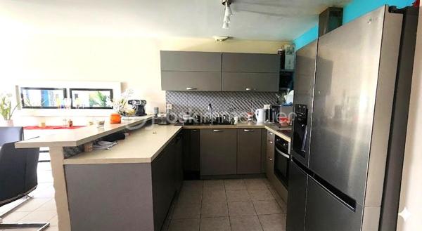 Coup de cœur assuré pour cette charmante maison contemporaine de 100 m² au sol (95 m² habitables), construite en 2017, parfaitement pensée pour la vie de famille. Située sur une parcelle close de 214 m², elle offre un cadre de vie sain, fonctionnel et particulièrement économe (DPE : C / GES : A).
🌟 Les points forts de la maison :
•	Luminosité maximale : Une pièce de vie et un jardin orientés plein SUD.
•	Économe & Moderne : Chauffage par chaudière gaz et eau chaude par ballon thermodynamique. Taxe foncière douce : 989 € / an.
•	Évolutive : Possibilité de créer une 4ème chambre au rez-de-chaussée ou de réagencer les espaces selon vos besoins.
🛋️ Au rez-de-chaussée : Un espace de vie convivial
Dès l'entrée, vous serez séduit par l'agencement optimisé et la lumière qui traverse les espaces.
•	Une entrée fonctionnelle avec WC indépendant.
•	Une vaste pièce de vie (salon/séjour) baignée de lumière grâce à ses grandes ouvertures (équipées de volets roulants électriques).
•	Une cuisine ouverte, entièrement aménagée et équipée, idéale pour partager des moments en famille tout en cuisinant.
•	Une buanderie pratique au quotidien, offrant le potentiel d'être transformée en 4ème chambre (avec volets roulants).
🛏️ À l'étage : L'espace nuit des enfants et des parents
Un palier dessert un espace nuit parfaitement sectorisé pour l'intimité de chacun.
•	2 chambres d'enfants (côté Sud) avec placards intégrés et volets roulants.
•	1 chambre parentale (côté Nord), au calme, avec placard intégré et volet roulant.
•	Une salle de bain lumineuse avec fenêtre et baignoire pour les enfants.
•	Un second WC indépendant.
🌳 Les extérieurs : Détente et praticité
•	Un jardin clos exposé SUD, parfait pour les jeux des enfants et les animaux de compagnie.
•	Une terrasse carrelée antidérapante, sécurisée et idéale pour vos repas d'été, avec arrivée d'eau extérieure.
•	Un garage avec porte manuelle et espace de stationnement privatif devant la maison.
•	Le "+" malin : Un espace de rangement attenant au garage avec arrivée et évacuation d'eau (idéal pour y installer la machine à laver et libérer de l'espace dans la maison !).
Une maison moderne, chaleureuse et prête à accueillir votre famille. Une visite s'impose !