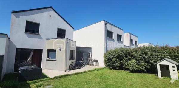 Coup de cœur assuré pour cette charmante maison contemporaine de 100 m² au sol (95 m² habitables), construite en 2017, parfaitement pensée pour la vie de famille. Située sur une parcelle close de 214 m², elle offre un cadre de vie sain, fonctionnel et particulièrement économe (DPE : C / GES : A).
🌟 Les points forts de la maison :
•	Luminosité maximale : Une pièce de vie et un jardin orientés plein SUD.
•	Économe & Moderne : Chauffage par chaudière gaz et eau chaude par ballon thermodynamique. Taxe foncière douce : 989 € / an.
•	Évolutive : Possibilité de créer une 4ème chambre au rez-de-chaussée ou de réagencer les espaces selon vos besoins.
🛋️ Au rez-de-chaussée : Un espace de vie convivial
Dès l'entrée, vous serez séduit par l'agencement optimisé et la lumière qui traverse les espaces.
•	Une entrée fonctionnelle avec WC indépendant.
•	Une vaste pièce de vie (salon/séjour) baignée de lumière grâce à ses grandes ouvertures (équipées de volets roulants électriques).
•	Une cuisine ouverte, entièrement aménagée et équipée, idéale pour partager des moments en famille tout en cuisinant.
•	Une buanderie pratique au quotidien, offrant le potentiel d'être transformée en 4ème chambre (avec volets roulants).
🛏️ À l'étage : L'espace nuit des enfants et des parents
Un palier dessert un espace nuit parfaitement sectorisé pour l'intimité de chacun.
•	2 chambres d'enfants (côté Sud) avec placards intégrés et volets roulants.
•	1 chambre parentale (côté Nord), au calme, avec placard intégré et volet roulant.
•	Une salle de bain lumineuse avec fenêtre et baignoire pour les enfants.
•	Un second WC indépendant.
🌳 Les extérieurs : Détente et praticité
•	Un jardin clos exposé SUD, parfait pour les jeux des enfants et les animaux de compagnie.
•	Une terrasse carrelée antidérapante, sécurisée et idéale pour vos repas d'été, avec arrivée d'eau extérieure.
•	Un garage avec porte manuelle et espace de stationnement privatif devant la maison.
•	Le "+" malin : Un espace de rangement attenant au garage avec arrivée et évacuation d'eau (idéal pour y installer la machine à laver et libérer de l'espace dans la maison !).
Une maison moderne, chaleureuse et prête à accueillir votre famille. Une visite s'impose !