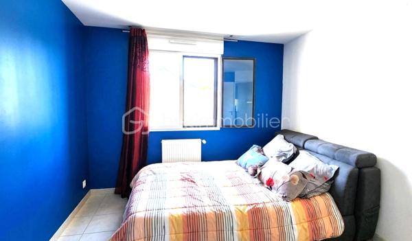 Coup de cœur assuré pour cette charmante maison contemporaine de 100 m² au sol (95 m² habitables), construite en 2017, parfaitement pensée pour la vie de famille. Située sur une parcelle close de 214 m², elle offre un cadre de vie sain, fonctionnel et particulièrement économe (DPE : C / GES : A).
🌟 Les points forts de la maison :
•	Luminosité maximale : Une pièce de vie et un jardin orientés plein SUD.
•	Économe & Moderne : Chauffage par chaudière gaz et eau chaude par ballon thermodynamique. Taxe foncière douce : 989 € / an.
•	Évolutive : Possibilité de créer une 4ème chambre au rez-de-chaussée ou de réagencer les espaces selon vos besoins.
🛋️ Au rez-de-chaussée : Un espace de vie convivial
Dès l'entrée, vous serez séduit par l'agencement optimisé et la lumière qui traverse les espaces.
•	Une entrée fonctionnelle avec WC indépendant.
•	Une vaste pièce de vie (salon/séjour) baignée de lumière grâce à ses grandes ouvertures (équipées de volets roulants électriques).
•	Une cuisine ouverte, entièrement aménagée et équipée, idéale pour partager des moments en famille tout en cuisinant.
•	Une buanderie pratique au quotidien, offrant le potentiel d'être transformée en 4ème chambre (avec volets roulants).
🛏️ À l'étage : L'espace nuit des enfants et des parents
Un palier dessert un espace nuit parfaitement sectorisé pour l'intimité de chacun.
•	2 chambres d'enfants (côté Sud) avec placards intégrés et volets roulants.
•	1 chambre parentale (côté Nord), au calme, avec placard intégré et volet roulant.
•	Une salle de bain lumineuse avec fenêtre et baignoire pour les enfants.
•	Un second WC indépendant.
🌳 Les extérieurs : Détente et praticité
•	Un jardin clos exposé SUD, parfait pour les jeux des enfants et les animaux de compagnie.
•	Une terrasse carrelée antidérapante, sécurisée et idéale pour vos repas d'été, avec arrivée d'eau extérieure.
•	Un garage avec porte manuelle et espace de stationnement privatif devant la maison.
•	Le "+" malin : Un espace de rangement attenant au garage avec arrivée et évacuation d'eau (idéal pour y installer la machine à laver et libérer de l'espace dans la maison !).
Une maison moderne, chaleureuse et prête à accueillir votre famille. Une visite s'impose !