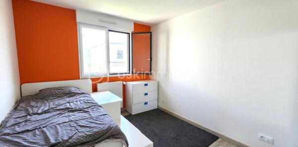 Coup de cœur assuré pour cette charmante maison contemporaine de 100 m² au sol (95 m² habitables), construite en 2017, parfaitement pensée pour la vie de famille. Située sur une parcelle close de 214 m², elle offre un cadre de vie sain, fonctionnel et particulièrement économe (DPE : C / GES : A).
🌟 Les points forts de la maison :
•	Luminosité maximale : Une pièce de vie et un jardin orientés plein SUD.
•	Économe & Moderne : Chauffage par chaudière gaz et eau chaude par ballon thermodynamique. Taxe foncière douce : 989 € / an.
•	Évolutive : Possibilité de créer une 4ème chambre au rez-de-chaussée ou de réagencer les espaces selon vos besoins.
🛋️ Au rez-de-chaussée : Un espace de vie convivial
Dès l'entrée, vous serez séduit par l'agencement optimisé et la lumière qui traverse les espaces.
•	Une entrée fonctionnelle avec WC indépendant.
•	Une vaste pièce de vie (salon/séjour) baignée de lumière grâce à ses grandes ouvertures (équipées de volets roulants électriques).
•	Une cuisine ouverte, entièrement aménagée et équipée, idéale pour partager des moments en famille tout en cuisinant.
•	Une buanderie pratique au quotidien, offrant le potentiel d'être transformée en 4ème chambre (avec volets roulants).
🛏️ À l'étage : L'espace nuit des enfants et des parents
Un palier dessert un espace nuit parfaitement sectorisé pour l'intimité de chacun.
•	2 chambres d'enfants (côté Sud) avec placards intégrés et volets roulants.
•	1 chambre parentale (côté Nord), au calme, avec placard intégré et volet roulant.
•	Une salle de bain lumineuse avec fenêtre et baignoire pour les enfants.
•	Un second WC indépendant.
🌳 Les extérieurs : Détente et praticité
•	Un jardin clos exposé SUD, parfait pour les jeux des enfants et les animaux de compagnie.
•	Une terrasse carrelée antidérapante, sécurisée et idéale pour vos repas d'été, avec arrivée d'eau extérieure.
•	Un garage avec porte manuelle et espace de stationnement privatif devant la maison.
•	Le "+" malin : Un espace de rangement attenant au garage avec arrivée et évacuation d'eau (idéal pour y installer la machine à laver et libérer de l'espace dans la maison !).
Une maison moderne, chaleureuse et prête à accueillir votre famille. Une visite s'impose !