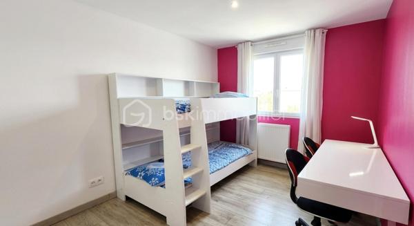 Coup de cœur assuré pour cette charmante maison contemporaine de 100 m² au sol (95 m² habitables), construite en 2017, parfaitement pensée pour la vie de famille. Située sur une parcelle close de 214 m², elle offre un cadre de vie sain, fonctionnel et particulièrement économe (DPE : C / GES : A).
🌟 Les points forts de la maison :
•	Luminosité maximale : Une pièce de vie et un jardin orientés plein SUD.
•	Économe & Moderne : Chauffage par chaudière gaz et eau chaude par ballon thermodynamique. Taxe foncière douce : 989 € / an.
•	Évolutive : Possibilité de créer une 4ème chambre au rez-de-chaussée ou de réagencer les espaces selon vos besoins.
🛋️ Au rez-de-chaussée : Un espace de vie convivial
Dès l'entrée, vous serez séduit par l'agencement optimisé et la lumière qui traverse les espaces.
•	Une entrée fonctionnelle avec WC indépendant.
•	Une vaste pièce de vie (salon/séjour) baignée de lumière grâce à ses grandes ouvertures (équipées de volets roulants électriques).
•	Une cuisine ouverte, entièrement aménagée et équipée, idéale pour partager des moments en famille tout en cuisinant.
•	Une buanderie pratique au quotidien, offrant le potentiel d'être transformée en 4ème chambre (avec volets roulants).
🛏️ À l'étage : L'espace nuit des enfants et des parents
Un palier dessert un espace nuit parfaitement sectorisé pour l'intimité de chacun.
•	2 chambres d'enfants (côté Sud) avec placards intégrés et volets roulants.
•	1 chambre parentale (côté Nord), au calme, avec placard intégré et volet roulant.
•	Une salle de bain lumineuse avec fenêtre et baignoire pour les enfants.
•	Un second WC indépendant.
🌳 Les extérieurs : Détente et praticité
•	Un jardin clos exposé SUD, parfait pour les jeux des enfants et les animaux de compagnie.
•	Une terrasse carrelée antidérapante, sécurisée et idéale pour vos repas d'été, avec arrivée d'eau extérieure.
•	Un garage avec porte manuelle et espace de stationnement privatif devant la maison.
•	Le "+" malin : Un espace de rangement attenant au garage avec arrivée et évacuation d'eau (idéal pour y installer la machine à laver et libérer de l'espace dans la maison !).
Une maison moderne, chaleureuse et prête à accueillir votre famille. Une visite s'impose !