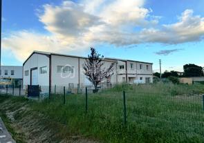 VILLENEUVE-BÂTIMENT INDUSTRIEL, 2 LOGEMENTS, 2 HANGARS, TERRAIN 1050M²
Ce bâtiment industriel construit en 2017 est composé de :
Un hangar de plus de 120 m², actuellement loué 900€/mois
Un second hangar de 140m²
au rez de chaussée, un appartement de type 2 de 102m²
A l'étage un appartement de type 6 de plus de 110m²
L’ensemble sur terrain clos de plus de 1050m²
Idéal pour un artisan ou pour un investisseur