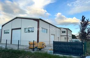 VILLENEUVE-BÂTIMENT INDUSTRIEL, 2 LOGEMENTS, 2 HANGARS, TERRAIN 1050M²
Ce bâtiment industriel construit en 2017 est composé de :
Un hangar de plus de 120 m², actuellement loué 900€/mois
Un second hangar de 140m²
au rez de chaussée, un appartement de type 2 de 102m²
A l'étage un appartement de type 6 de plus de 110m²
L’ensemble sur terrain clos de plus de 1050m²
Idéal pour un artisan ou pour un investisseur