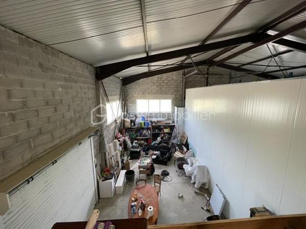 VILLENEUVE-BÂTIMENT INDUSTRIEL, 2 LOGEMENTS, 2 HANGARS, TERRAIN 1050M²
Ce bâtiment industriel construit en 2017 est composé de :
Un hangar de plus de 120 m², actuellement loué 900€/mois
Un second hangar de 140m²
au rez de chaussée, un appartement de type 2 de 102m²
A l'étage un appartement de type 6 de plus de 110m²
L’ensemble sur terrain clos de plus de 1050m²
Idéal pour un artisan ou pour un investisseur