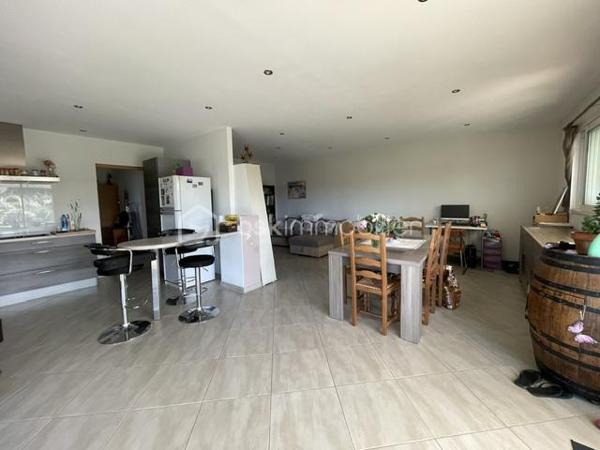 VILLENEUVE-BÂTIMENT INDUSTRIEL, 2 LOGEMENTS, 2 HANGARS, TERRAIN 1050M²
Ce bâtiment industriel construit en 2017 est composé de :
Un hangar de plus de 120 m², actuellement loué 900€/mois
Un second hangar de 140m²
au rez de chaussée, un appartement de type 2 de 102m²
A l'étage un appartement de type 6 de plus de 110m²
L’ensemble sur terrain clos de plus de 1050m²
Idéal pour un artisan ou pour un investisseur