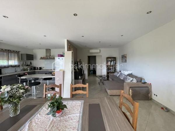 VILLENEUVE-BÂTIMENT INDUSTRIEL, 2 LOGEMENTS, 2 HANGARS, TERRAIN 1050M²
Ce bâtiment industriel construit en 2017 est composé de :
Un hangar de plus de 120 m², actuellement loué 900€/mois
Un second hangar de 140m²
au rez de chaussée, un appartement de type 2 de 102m²
A l'étage un appartement de type 6 de plus de 110m²
L’ensemble sur terrain clos de plus de 1050m²
Idéal pour un artisan ou pour un investisseur