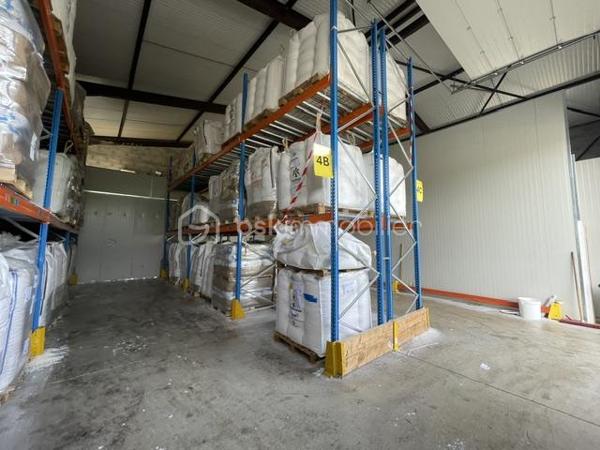 VILLENEUVE-BÂTIMENT INDUSTRIEL, 2 LOGEMENTS, 2 HANGARS, TERRAIN 1050M²
Ce bâtiment industriel construit en 2017 est composé de :
Un hangar de plus de 120 m², actuellement loué 900€/mois
Un second hangar de 140m²
au rez de chaussée, un appartement de type 2 de 102m²
A l'étage un appartement de type 6 de plus de 110m²
L’ensemble sur terrain clos de plus de 1050m²
Idéal pour un artisan ou pour un investisseur