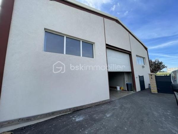 VILLENEUVE-BÂTIMENT INDUSTRIEL, 2 LOGEMENTS, 2 HANGARS, TERRAIN 1050M²
Ce bâtiment industriel construit en 2017 est composé de :
Un hangar de plus de 120 m², actuellement loué 900€/mois
Un second hangar de 140m²
au rez de chaussée, un appartement de type 2 de 102m²
A l'étage un appartement de type 6 de plus de 110m²
L’ensemble sur terrain clos de plus de 1050m²
Idéal pour un artisan ou pour un investisseur