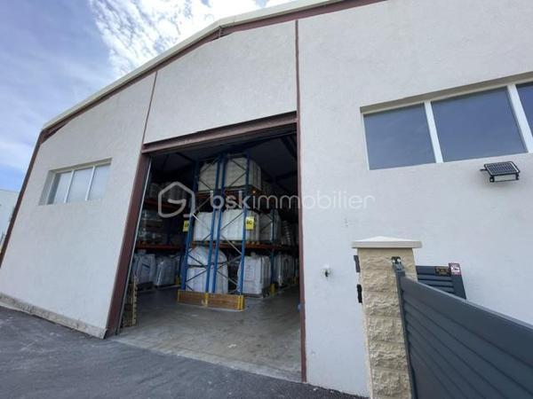 VILLENEUVE-BÂTIMENT INDUSTRIEL, 2 LOGEMENTS, 2 HANGARS, TERRAIN 1050M²
Ce bâtiment industriel construit en 2017 est composé de :
Un hangar de plus de 120 m², actuellement loué 900€/mois
Un second hangar de 140m²
au rez de chaussée, un appartement de type 2 de 102m²
A l'étage un appartement de type 6 de plus de 110m²
L’ensemble sur terrain clos de plus de 1050m²
Idéal pour un artisan ou pour un investisseur