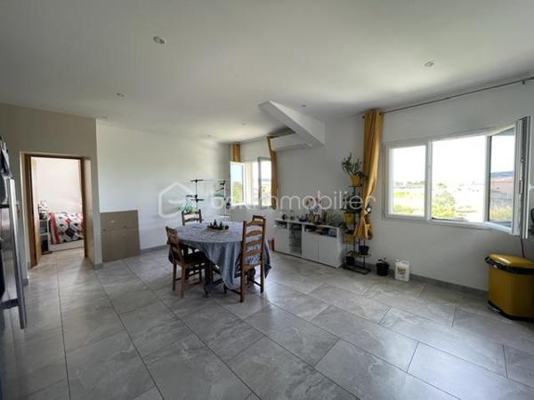 VILLENEUVE-BÂTIMENT INDUSTRIEL, 2 LOGEMENTS, 2 HANGARS, TERRAIN 1050M²
Ce bâtiment industriel construit en 2017 est composé de :
Un hangar de plus de 120 m², actuellement loué 900€/mois
Un second hangar de 140m²
au rez de chaussée, un appartement de type 2 de 102m²
A l'étage un appartement de type 6 de plus de 110m²
L’ensemble sur terrain clos de plus de 1050m²
Idéal pour un artisan ou pour un investisseur