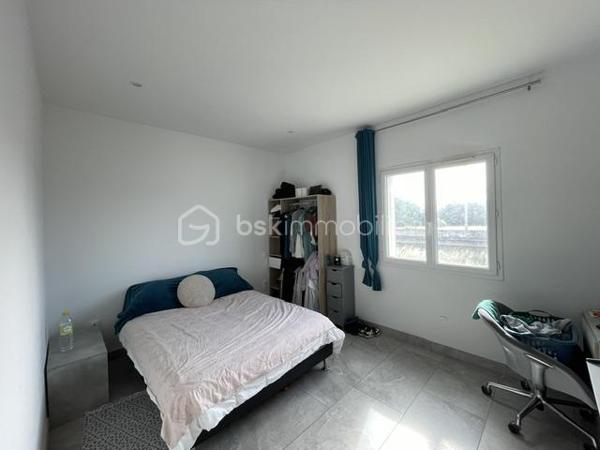 VILLENEUVE-BÂTIMENT INDUSTRIEL, 2 LOGEMENTS, 2 HANGARS, TERRAIN 1050M²
Ce bâtiment industriel construit en 2017 est composé de :
Un hangar de plus de 120 m², actuellement loué 900€/mois
Un second hangar de 140m²
au rez de chaussée, un appartement de type 2 de 102m²
A l'étage un appartement de type 6 de plus de 110m²
L’ensemble sur terrain clos de plus de 1050m²
Idéal pour un artisan ou pour un investisseur