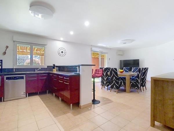 Grande villa de plain pied avec double garage