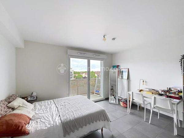 Location                                                      Appartement
                        
                     1 pièces                      28 m2                     à Clermont-Ferrand
