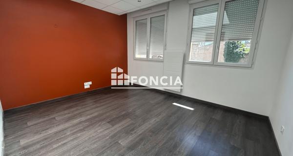 Location Local commercial 2 pièces 89.5 m² - Roanne 42300