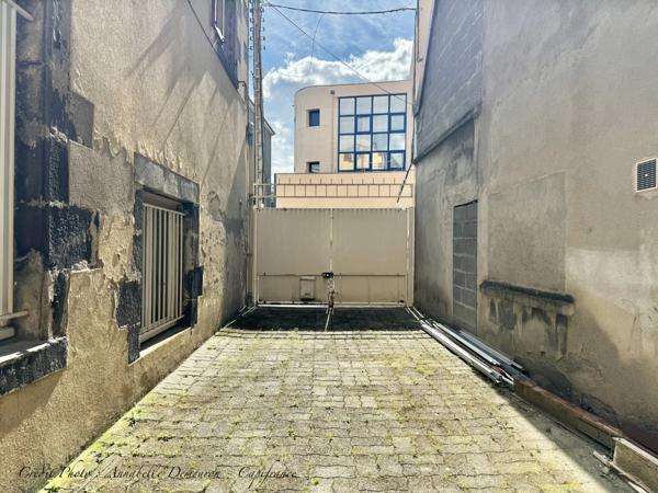 CLERMONT-FERRAND - ENSEMBLE IMMOBILIER DE DEUX MAISONS – GARAGE – COUR PRIVÉE – FORTE RENTABILITÉ