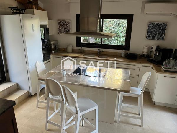 Superbe villa d'architecte de 256m2 hab nichée dans un cadre verdoyant proche commerces