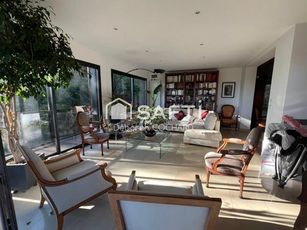 Superbe villa d'architecte de 256m2 hab nichée dans un cadre verdoyant proche commerces