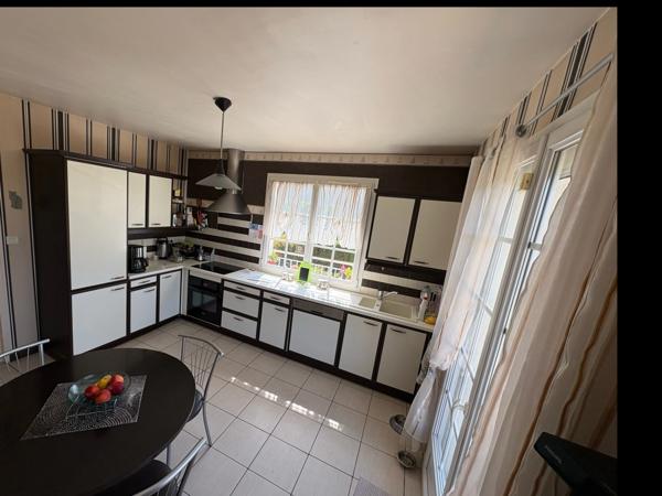 Neuville-lès-Dieppe : Grande Maison Familiale de 140 m² avec Aperçu Mer