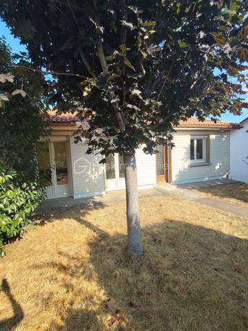 Pavillon de plain-pied  sous sol semi enterré avec jardin clos 

À découvrir sans tarder ! Idéalement situé à proximité des écoles et des commerces et  du centre ville ce pavillon de plain-pied offre un cadre de vie pratique et fonctionnel, idéal pour une famille, un couple ou un projet d’investissement.

La maison se compose d’une entrée, d’un salon  séjour lumineux, d’une cuisine aménagée et équipée ,  deux chambres, d’une salle de bains et de WC indépendants.

Un sous-sol semi-enterré complète l’ensemble avec un dégagement et un garage, offrant de belles possibilités de rangement et de stationnement.

À l’extérieur, vous profiterez d’un jardin entièrement clos d’environ 490 m², idéal pour les moments de détente, les repas en extérieur ou pour profiter pleinement des beaux jours.

Nécessite  des travaux de décoration pour remettre au goût du jour

Les + du bien

- Plain-pied
- 2 chambres
- Jardin clos d’environ 490 m²
- Garage
- Sous-sol semi-enterré
- Double vitrage PVC
- Volets roulants électriques
- Tout-à-l’égout
- Proximité des écoles et des commerces

Un bien fonctionnel, bien situé et offrant un beau potentiel d’aménagement. Une visite s’impose pour en apprécier pleinement les atouts !
