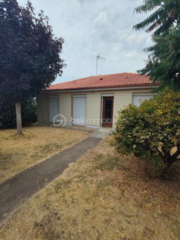Pavillon de plain-pied  sous sol semi enterré avec jardin clos 

À découvrir sans tarder ! Idéalement situé à proximité des écoles et des commerces et  du centre ville ce pavillon de plain-pied offre un cadre de vie pratique et fonctionnel, idéal pour une famille, un couple ou un projet d’investissement.

La maison se compose d’une entrée, d’un salon  séjour lumineux, d’une cuisine aménagée et équipée ,  deux chambres, d’une salle de bains et de WC indépendants.

Un sous-sol semi-enterré complète l’ensemble avec un dégagement et un garage, offrant de belles possibilités de rangement et de stationnement.

À l’extérieur, vous profiterez d’un jardin entièrement clos d’environ 490 m², idéal pour les moments de détente, les repas en extérieur ou pour profiter pleinement des beaux jours.

Nécessite  des travaux de décoration pour remettre au goût du jour

Les + du bien

- Plain-pied
- 2 chambres
- Jardin clos d’environ 490 m²
- Garage
- Sous-sol semi-enterré
- Double vitrage PVC
- Volets roulants électriques
- Tout-à-l’égout
- Proximité des écoles et des commerces

Un bien fonctionnel, bien situé et offrant un beau potentiel d’aménagement. Une visite s’impose pour en apprécier pleinement les atouts !