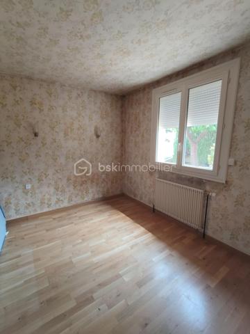 Pavillon de plain-pied  sous sol semi enterré avec jardin clos 

À découvrir sans tarder ! Idéalement situé à proximité des écoles et des commerces et  du centre ville ce pavillon de plain-pied offre un cadre de vie pratique et fonctionnel, idéal pour une famille, un couple ou un projet d’investissement.

La maison se compose d’une entrée, d’un salon  séjour lumineux, d’une cuisine aménagée et équipée ,  deux chambres, d’une salle de bains et de WC indépendants.

Un sous-sol semi-enterré complète l’ensemble avec un dégagement et un garage, offrant de belles possibilités de rangement et de stationnement.

À l’extérieur, vous profiterez d’un jardin entièrement clos d’environ 490 m², idéal pour les moments de détente, les repas en extérieur ou pour profiter pleinement des beaux jours.

Nécessite  des travaux de décoration pour remettre au goût du jour

Les + du bien

- Plain-pied
- 2 chambres
- Jardin clos d’environ 490 m²
- Garage
- Sous-sol semi-enterré
- Double vitrage PVC
- Volets roulants électriques
- Tout-à-l’égout
- Proximité des écoles et des commerces

Un bien fonctionnel, bien situé et offrant un beau potentiel d’aménagement. Une visite s’impose pour en apprécier pleinement les atouts !