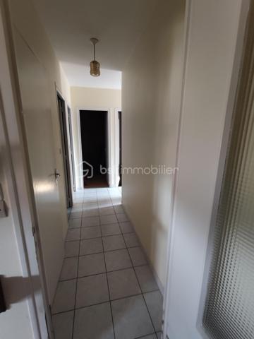 Pavillon de plain-pied  sous sol semi enterré avec jardin clos 

À découvrir sans tarder ! Idéalement situé à proximité des écoles et des commerces et  du centre ville ce pavillon de plain-pied offre un cadre de vie pratique et fonctionnel, idéal pour une famille, un couple ou un projet d’investissement.

La maison se compose d’une entrée, d’un salon  séjour lumineux, d’une cuisine aménagée et équipée ,  deux chambres, d’une salle de bains et de WC indépendants.

Un sous-sol semi-enterré complète l’ensemble avec un dégagement et un garage, offrant de belles possibilités de rangement et de stationnement.

À l’extérieur, vous profiterez d’un jardin entièrement clos d’environ 490 m², idéal pour les moments de détente, les repas en extérieur ou pour profiter pleinement des beaux jours.

Nécessite  des travaux de décoration pour remettre au goût du jour

Les + du bien

- Plain-pied
- 2 chambres
- Jardin clos d’environ 490 m²
- Garage
- Sous-sol semi-enterré
- Double vitrage PVC
- Volets roulants électriques
- Tout-à-l’égout
- Proximité des écoles et des commerces

Un bien fonctionnel, bien situé et offrant un beau potentiel d’aménagement. Une visite s’impose pour en apprécier pleinement les atouts !