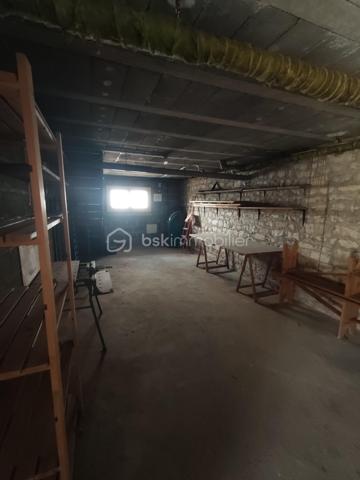 Pavillon de plain-pied  sous sol semi enterré avec jardin clos 

À découvrir sans tarder ! Idéalement situé à proximité des écoles et des commerces et  du centre ville ce pavillon de plain-pied offre un cadre de vie pratique et fonctionnel, idéal pour une famille, un couple ou un projet d’investissement.

La maison se compose d’une entrée, d’un salon  séjour lumineux, d’une cuisine aménagée et équipée ,  deux chambres, d’une salle de bains et de WC indépendants.

Un sous-sol semi-enterré complète l’ensemble avec un dégagement et un garage, offrant de belles possibilités de rangement et de stationnement.

À l’extérieur, vous profiterez d’un jardin entièrement clos d’environ 490 m², idéal pour les moments de détente, les repas en extérieur ou pour profiter pleinement des beaux jours.

Nécessite  des travaux de décoration pour remettre au goût du jour

Les + du bien

- Plain-pied
- 2 chambres
- Jardin clos d’environ 490 m²
- Garage
- Sous-sol semi-enterré
- Double vitrage PVC
- Volets roulants électriques
- Tout-à-l’égout
- Proximité des écoles et des commerces

Un bien fonctionnel, bien situé et offrant un beau potentiel d’aménagement. Une visite s’impose pour en apprécier pleinement les atouts !