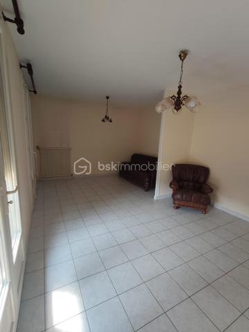 Pavillon de plain-pied  sous sol semi enterré avec jardin clos 

À découvrir sans tarder ! Idéalement situé à proximité des écoles et des commerces et  du centre ville ce pavillon de plain-pied offre un cadre de vie pratique et fonctionnel, idéal pour une famille, un couple ou un projet d’investissement.

La maison se compose d’une entrée, d’un salon  séjour lumineux, d’une cuisine aménagée et équipée ,  deux chambres, d’une salle de bains et de WC indépendants.

Un sous-sol semi-enterré complète l’ensemble avec un dégagement et un garage, offrant de belles possibilités de rangement et de stationnement.

À l’extérieur, vous profiterez d’un jardin entièrement clos d’environ 490 m², idéal pour les moments de détente, les repas en extérieur ou pour profiter pleinement des beaux jours.

Nécessite  des travaux de décoration pour remettre au goût du jour

Les + du bien

- Plain-pied
- 2 chambres
- Jardin clos d’environ 490 m²
- Garage
- Sous-sol semi-enterré
- Double vitrage PVC
- Volets roulants électriques
- Tout-à-l’égout
- Proximité des écoles et des commerces

Un bien fonctionnel, bien situé et offrant un beau potentiel d’aménagement. Une visite s’impose pour en apprécier pleinement les atouts !
