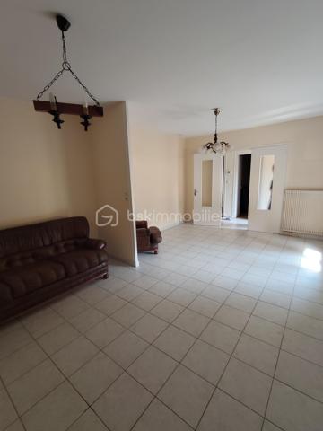 Pavillon de plain-pied  sous sol semi enterré avec jardin clos 

À découvrir sans tarder ! Idéalement situé à proximité des écoles et des commerces et  du centre ville ce pavillon de plain-pied offre un cadre de vie pratique et fonctionnel, idéal pour une famille, un couple ou un projet d’investissement.

La maison se compose d’une entrée, d’un salon  séjour lumineux, d’une cuisine aménagée et équipée ,  deux chambres, d’une salle de bains et de WC indépendants.

Un sous-sol semi-enterré complète l’ensemble avec un dégagement et un garage, offrant de belles possibilités de rangement et de stationnement.

À l’extérieur, vous profiterez d’un jardin entièrement clos d’environ 490 m², idéal pour les moments de détente, les repas en extérieur ou pour profiter pleinement des beaux jours.

Nécessite  des travaux de décoration pour remettre au goût du jour

Les + du bien

- Plain-pied
- 2 chambres
- Jardin clos d’environ 490 m²
- Garage
- Sous-sol semi-enterré
- Double vitrage PVC
- Volets roulants électriques
- Tout-à-l’égout
- Proximité des écoles et des commerces

Un bien fonctionnel, bien situé et offrant un beau potentiel d’aménagement. Une visite s’impose pour en apprécier pleinement les atouts !