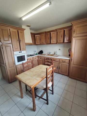 Pavillon de plain-pied  sous sol semi enterré avec jardin clos 

À découvrir sans tarder ! Idéalement situé à proximité des écoles et des commerces et  du centre ville ce pavillon de plain-pied offre un cadre de vie pratique et fonctionnel, idéal pour une famille, un couple ou un projet d’investissement.

La maison se compose d’une entrée, d’un salon  séjour lumineux, d’une cuisine aménagée et équipée ,  deux chambres, d’une salle de bains et de WC indépendants.

Un sous-sol semi-enterré complète l’ensemble avec un dégagement et un garage, offrant de belles possibilités de rangement et de stationnement.

À l’extérieur, vous profiterez d’un jardin entièrement clos d’environ 490 m², idéal pour les moments de détente, les repas en extérieur ou pour profiter pleinement des beaux jours.

Nécessite  des travaux de décoration pour remettre au goût du jour

Les + du bien

- Plain-pied
- 2 chambres
- Jardin clos d’environ 490 m²
- Garage
- Sous-sol semi-enterré
- Double vitrage PVC
- Volets roulants électriques
- Tout-à-l’égout
- Proximité des écoles et des commerces

Un bien fonctionnel, bien situé et offrant un beau potentiel d’aménagement. Une visite s’impose pour en apprécier pleinement les atouts !