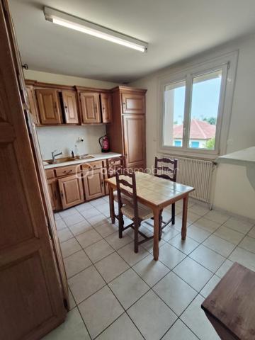 Pavillon de plain-pied  sous sol semi enterré avec jardin clos 

À découvrir sans tarder ! Idéalement situé à proximité des écoles et des commerces et  du centre ville ce pavillon de plain-pied offre un cadre de vie pratique et fonctionnel, idéal pour une famille, un couple ou un projet d’investissement.

La maison se compose d’une entrée, d’un salon  séjour lumineux, d’une cuisine aménagée et équipée ,  deux chambres, d’une salle de bains et de WC indépendants.

Un sous-sol semi-enterré complète l’ensemble avec un dégagement et un garage, offrant de belles possibilités de rangement et de stationnement.

À l’extérieur, vous profiterez d’un jardin entièrement clos d’environ 490 m², idéal pour les moments de détente, les repas en extérieur ou pour profiter pleinement des beaux jours.

Nécessite  des travaux de décoration pour remettre au goût du jour

Les + du bien

- Plain-pied
- 2 chambres
- Jardin clos d’environ 490 m²
- Garage
- Sous-sol semi-enterré
- Double vitrage PVC
- Volets roulants électriques
- Tout-à-l’égout
- Proximité des écoles et des commerces

Un bien fonctionnel, bien situé et offrant un beau potentiel d’aménagement. Une visite s’impose pour en apprécier pleinement les atouts !