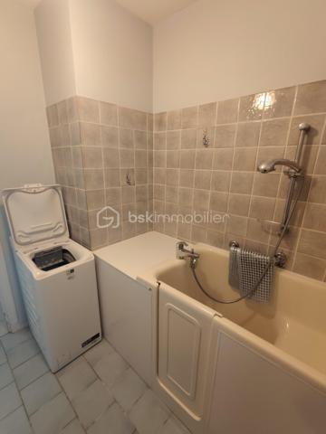 Pavillon de plain-pied  sous sol semi enterré avec jardin clos 

À découvrir sans tarder ! Idéalement situé à proximité des écoles et des commerces et  du centre ville ce pavillon de plain-pied offre un cadre de vie pratique et fonctionnel, idéal pour une famille, un couple ou un projet d’investissement.

La maison se compose d’une entrée, d’un salon  séjour lumineux, d’une cuisine aménagée et équipée ,  deux chambres, d’une salle de bains et de WC indépendants.

Un sous-sol semi-enterré complète l’ensemble avec un dégagement et un garage, offrant de belles possibilités de rangement et de stationnement.

À l’extérieur, vous profiterez d’un jardin entièrement clos d’environ 490 m², idéal pour les moments de détente, les repas en extérieur ou pour profiter pleinement des beaux jours.

Nécessite  des travaux de décoration pour remettre au goût du jour

Les + du bien

- Plain-pied
- 2 chambres
- Jardin clos d’environ 490 m²
- Garage
- Sous-sol semi-enterré
- Double vitrage PVC
- Volets roulants électriques
- Tout-à-l’égout
- Proximité des écoles et des commerces

Un bien fonctionnel, bien situé et offrant un beau potentiel d’aménagement. Une visite s’impose pour en apprécier pleinement les atouts !