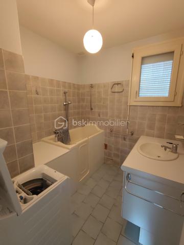 Pavillon de plain-pied  sous sol semi enterré avec jardin clos 

À découvrir sans tarder ! Idéalement situé à proximité des écoles et des commerces et  du centre ville ce pavillon de plain-pied offre un cadre de vie pratique et fonctionnel, idéal pour une famille, un couple ou un projet d’investissement.

La maison se compose d’une entrée, d’un salon  séjour lumineux, d’une cuisine aménagée et équipée ,  deux chambres, d’une salle de bains et de WC indépendants.

Un sous-sol semi-enterré complète l’ensemble avec un dégagement et un garage, offrant de belles possibilités de rangement et de stationnement.

À l’extérieur, vous profiterez d’un jardin entièrement clos d’environ 490 m², idéal pour les moments de détente, les repas en extérieur ou pour profiter pleinement des beaux jours.

Nécessite  des travaux de décoration pour remettre au goût du jour

Les + du bien

- Plain-pied
- 2 chambres
- Jardin clos d’environ 490 m²
- Garage
- Sous-sol semi-enterré
- Double vitrage PVC
- Volets roulants électriques
- Tout-à-l’égout
- Proximité des écoles et des commerces

Un bien fonctionnel, bien situé et offrant un beau potentiel d’aménagement. Une visite s’impose pour en apprécier pleinement les atouts !