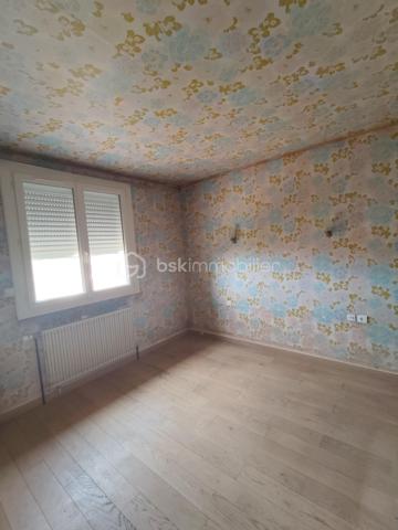 Pavillon de plain-pied  sous sol semi enterré avec jardin clos 

À découvrir sans tarder ! Idéalement situé à proximité des écoles et des commerces et  du centre ville ce pavillon de plain-pied offre un cadre de vie pratique et fonctionnel, idéal pour une famille, un couple ou un projet d’investissement.

La maison se compose d’une entrée, d’un salon  séjour lumineux, d’une cuisine aménagée et équipée ,  deux chambres, d’une salle de bains et de WC indépendants.

Un sous-sol semi-enterré complète l’ensemble avec un dégagement et un garage, offrant de belles possibilités de rangement et de stationnement.

À l’extérieur, vous profiterez d’un jardin entièrement clos d’environ 490 m², idéal pour les moments de détente, les repas en extérieur ou pour profiter pleinement des beaux jours.

Nécessite  des travaux de décoration pour remettre au goût du jour

Les + du bien

- Plain-pied
- 2 chambres
- Jardin clos d’environ 490 m²
- Garage
- Sous-sol semi-enterré
- Double vitrage PVC
- Volets roulants électriques
- Tout-à-l’égout
- Proximité des écoles et des commerces

Un bien fonctionnel, bien situé et offrant un beau potentiel d’aménagement. Une visite s’impose pour en apprécier pleinement les atouts !