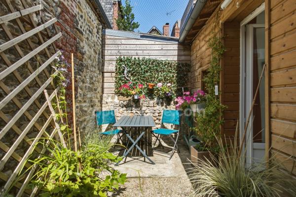 TOUQUES CENTRE – MAISON DE CHARME EN PIERRE – 65 m² – 2 CHAMBRES – TERRASSE INTIME DE 12 m²