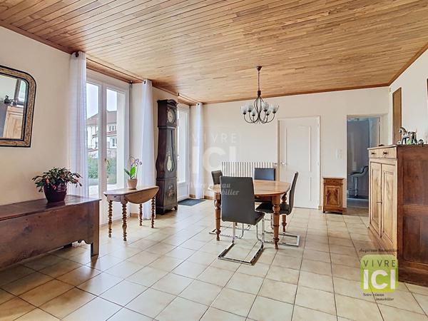 Maison type longère proche centre ville .