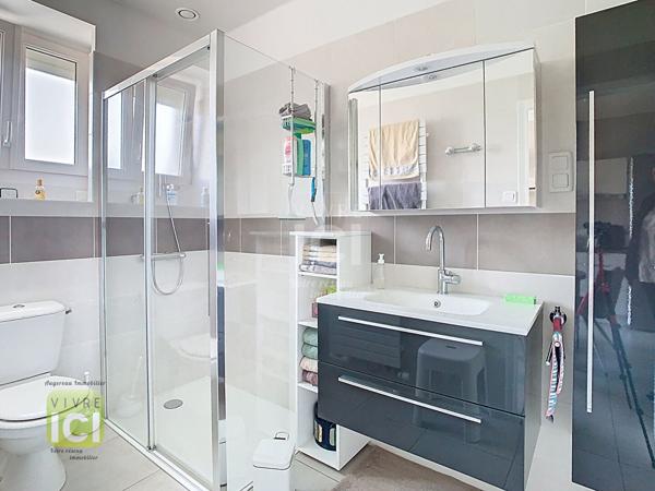 Maison type longère proche centre ville .