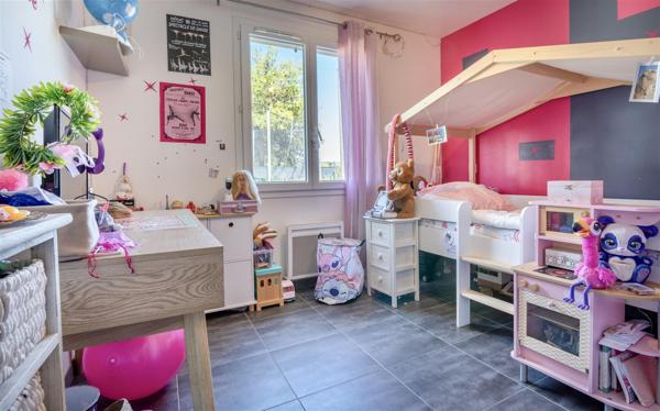 Maison 4 chambres avec jardin, à 2-3 min à pied de l'école et commodités