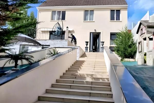 Située dans un quartier calme et recherché de Fosses, découvrez cette superbe maison non mitoyenne de 170 m² habitables, édifiée sur une parcelle de 510 m², idéale pour une famille en quête d’espace, de confort et de prestations de qualité.

Dès l’entrée, vous serez séduit par ses volumes généreux et son atmosphère chaleureuse. Le rez-de-chaussée propose un magnifique double séjour lumineux, parfait pour recevoir et profiter de beaux moments en famille.

La maison dispose également d’une belle cuisine aménagée et entièrement équipée, spacieuse, élégante et pensée pour un usage quotidien confortable.

Au premier étage, vous trouverez 3 belles chambres, une grande salle de bain, des WC séparés ainsi qu’un véritable atout rare : un dressing aménagé, idéal pour optimiser rangement et confort.

Les combles parfaitement exploités offrent 2 pièces supplémentaires, pouvant accueillir chambres d’enfants, bureaux, salle de jeux ou espace télétravail.

À l’extérieur, profitez d’une grande terrasse idéale pour les repas d’été ainsi que d’un grand jardin, parfait pour les enfants, la détente ou vos projets d’aménagement.

Le sous-sol total avec 3 pièces complète parfaitement ce bien : salle de sport, stockage, atelier, buanderie ou espace loisirs. L’une des pièces est actuellement utilisée en salle de sport.
Une maison rare sur le secteur, parfaitement pensée pour accueillir une famille recherchant confort, espace et qualité de vie.
À visiter sans tarder !