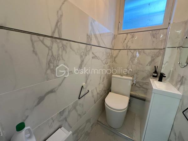 Située dans un quartier calme et recherché de Fosses, découvrez cette superbe maison non mitoyenne de 170 m² habitables, édifiée sur une parcelle de 510 m², idéale pour une famille en quête d’espace, de confort et de prestations de qualité.

Dès l’entrée, vous serez séduit par ses volumes généreux et son atmosphère chaleureuse. Le rez-de-chaussée propose un magnifique double séjour lumineux, parfait pour recevoir et profiter de beaux moments en famille.

La maison dispose également d’une belle cuisine aménagée et entièrement équipée, spacieuse, élégante et pensée pour un usage quotidien confortable.

Au premier étage, vous trouverez 3 belles chambres, une grande salle de bain, des WC séparés ainsi qu’un véritable atout rare : un dressing aménagé, idéal pour optimiser rangement et confort.

Les combles parfaitement exploités offrent 2 pièces supplémentaires, pouvant accueillir chambres d’enfants, bureaux, salle de jeux ou espace télétravail.

À l’extérieur, profitez d’une grande terrasse idéale pour les repas d’été ainsi que d’un grand jardin, parfait pour les enfants, la détente ou vos projets d’aménagement.

Le sous-sol total avec 3 pièces complète parfaitement ce bien : salle de sport, stockage, atelier, buanderie ou espace loisirs. L’une des pièces est actuellement utilisée en salle de sport.
Une maison rare sur le secteur, parfaitement pensée pour accueillir une famille recherchant confort, espace et qualité de vie.
À visiter sans tarder !
