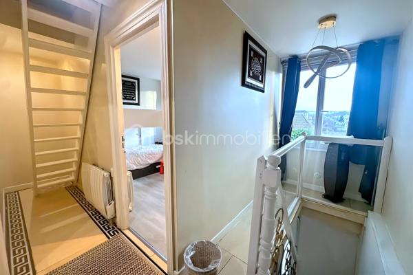 Située dans un quartier calme et recherché de Fosses, découvrez cette superbe maison non mitoyenne de 170 m² habitables, édifiée sur une parcelle de 510 m², idéale pour une famille en quête d’espace, de confort et de prestations de qualité.

Dès l’entrée, vous serez séduit par ses volumes généreux et son atmosphère chaleureuse. Le rez-de-chaussée propose un magnifique double séjour lumineux, parfait pour recevoir et profiter de beaux moments en famille.

La maison dispose également d’une belle cuisine aménagée et entièrement équipée, spacieuse, élégante et pensée pour un usage quotidien confortable.

Au premier étage, vous trouverez 3 belles chambres, une grande salle de bain, des WC séparés ainsi qu’un véritable atout rare : un dressing aménagé, idéal pour optimiser rangement et confort.

Les combles parfaitement exploités offrent 2 pièces supplémentaires, pouvant accueillir chambres d’enfants, bureaux, salle de jeux ou espace télétravail.

À l’extérieur, profitez d’une grande terrasse idéale pour les repas d’été ainsi que d’un grand jardin, parfait pour les enfants, la détente ou vos projets d’aménagement.

Le sous-sol total avec 3 pièces complète parfaitement ce bien : salle de sport, stockage, atelier, buanderie ou espace loisirs. L’une des pièces est actuellement utilisée en salle de sport.
Une maison rare sur le secteur, parfaitement pensée pour accueillir une famille recherchant confort, espace et qualité de vie.
À visiter sans tarder !